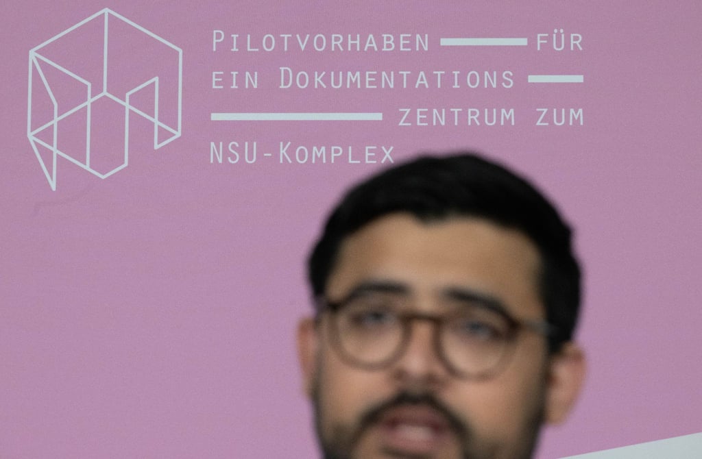 Khaldun Al Saadi aus der Projektleitung, spricht auf einer Pressekonferenz zur Vorstellung des Pilotvorhabens für ein Dokumentationszentrum zum NSU-Komplex in Sachsen.