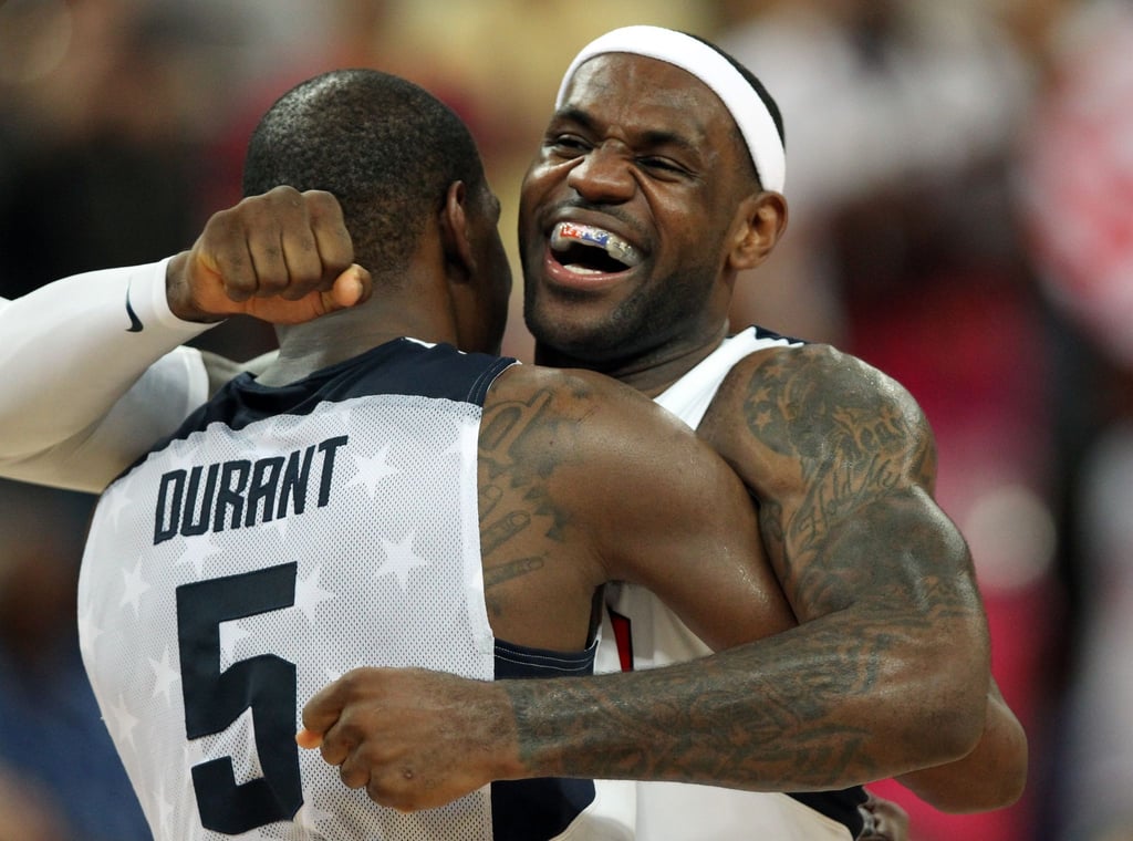 US-Nationalspieler Kevin Durant (links) umarmt LeBron James: Die USA schicken nach Angaben von US-Medien ein Team voller Stars zu den Olympischen Spielen nach Paris.