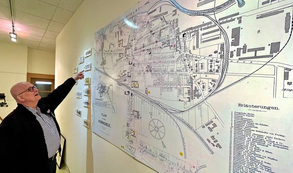 Imuset-Präsident Georg Plenikowski zeigt auf eine alte Schönebeck-Karte. Hier wurden traditionelle Firmen dem Stadtplan hinzugefügt.