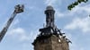 Feuerwehrkräfte sind an der Spitze vom historischen Neutorturm in Arnstadt auf einer Leiter zu sehen.
