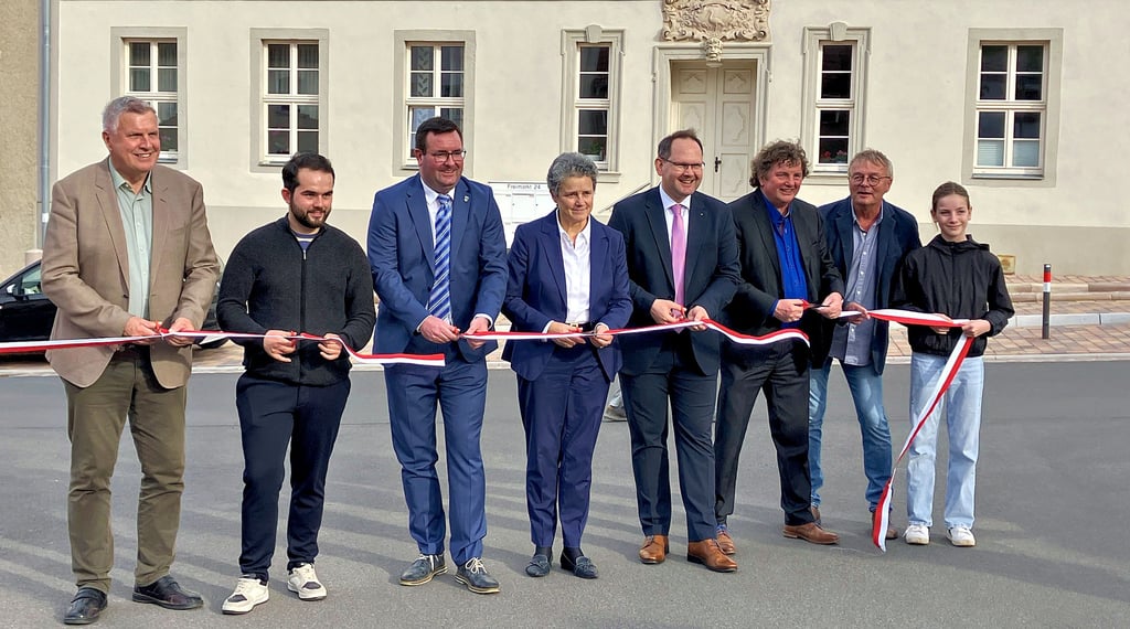 Bei der Einweihung waren unter anderem Querfurts Bürgermeister Andreas Nette (3. v. l.) und Ministerin für Infrastruktur Lydia Hüskens (4. v. l.) dabei.