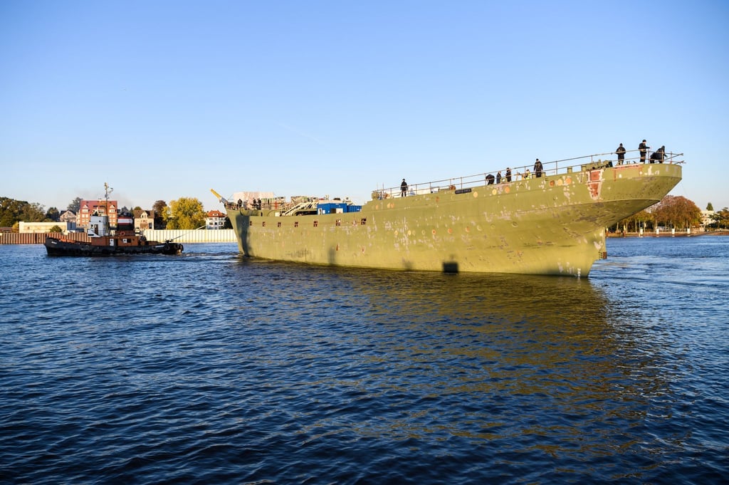 Das teilsanierte Marineschulschiff „Gorch Fock“ wird auf der Weser von der Fassmer-Werft zur Lürssen-Werft geschleppt.