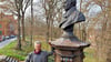 Stadtführer Dieter Vopel am Denkmal für Koenig.