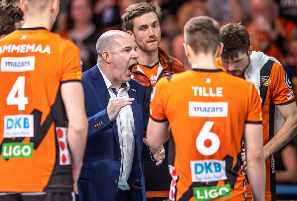 Trainer Joel Banks von den Berlin Volleys bespricht sich mit seinem Team.