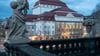 Blick auf das Dresdner Schauspielhaus vom Zwinger während der Morgendämmerung.
