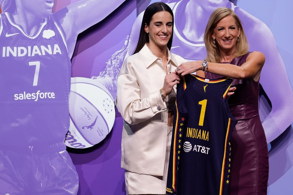 Caitlyn Clark (l) aus Iowa wurde von den Indiana Fever in der ersten Runde als erste Spielerin des WNBA-Basketball-Drafts ausgewählt.