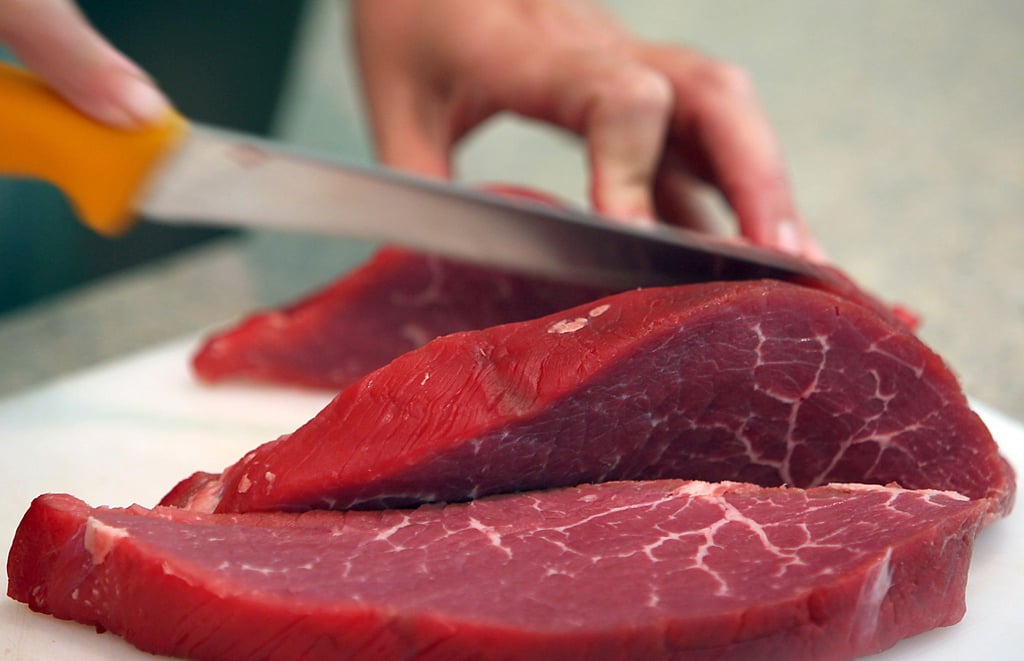 Rindfleisch wird geschnitten.