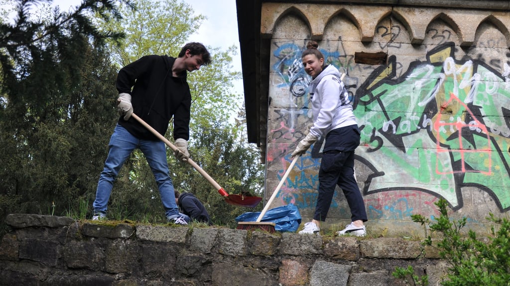 Im Volkspark in Altenplathow wurde sauber gemacht. Auch das Mausoleum war an der Reihe.