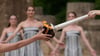 Darstellerinnen nehmen an der offiziellen Zeremonie zur Entzündung der Flamme für die Olympischen Spiele in Paris auf dem Gelände des antiken Olympia in Griechenland teil.