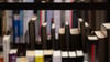 Bücher stehen in der Zentralbibliothek der Städtischen Bibliotheken im Kulturpalast in Regalen.