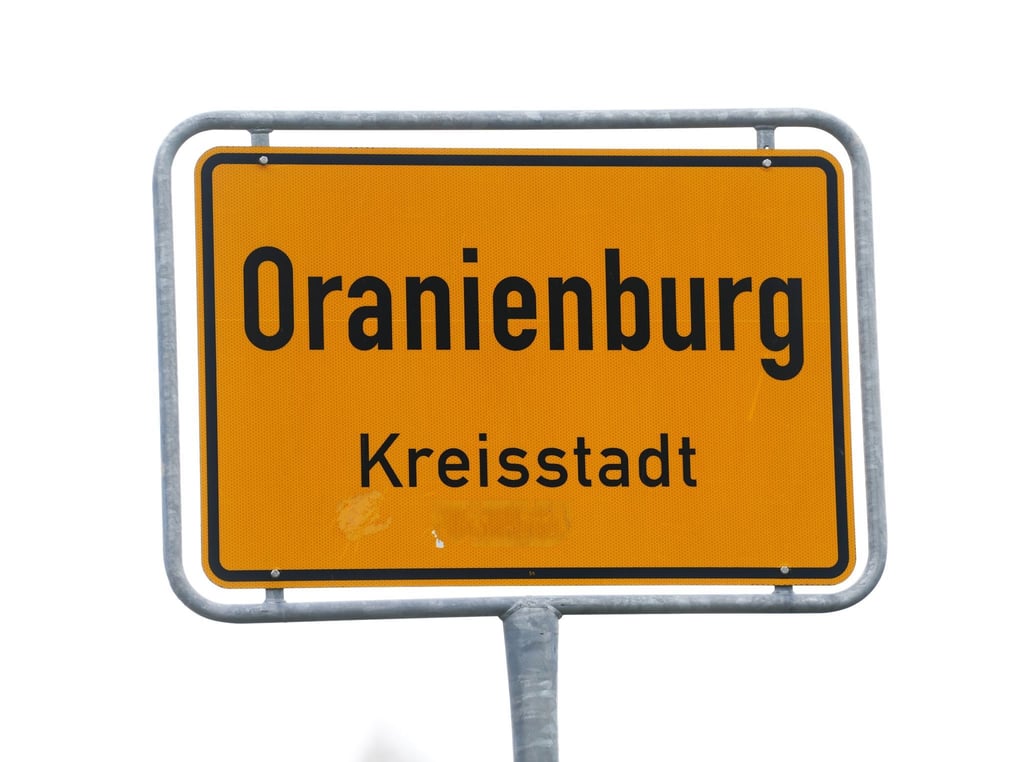 Das Ortsschild mit der Aufschrift „Oranienburg Kreisstadt“ steht an der Stadtgrenze.