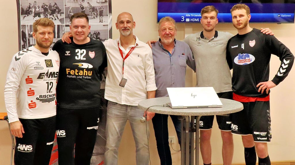 Nach dem Köthen-Spiel konnten Staßfurts Präsident Patrick Schliwa (3.v.l.) und Vorstandsmitglied Ingolf Brix (3.v.r.) die Vertragsverlängerungen von Sebastian Schliwa, Calvin Kleineidam, Malvin Haeske und Justus Kluge verkünden.