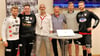 Nach dem Köthen-Spiel konnten Staßfurts Präsident Patrick Schliwa (3.v.l.) und Vorstandsmitglied Ingolf Brix (3.v.r.) die Vertragsverlängerungen von Sebastian Schliwa, Calvin Kleineidam, Malvin Haeske und Justus Kluge verkünden.