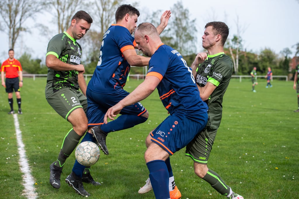 Tohuwabohu im „kleinen“ Ortsderby der Kreisklasse zwischen Baumersoda II/Burgscheidungen mit Ronny Benndorf (2.v.r.) und Sven Müller sowie den Gleinaern Casimir Lehker (r.) und Florian Schroller.