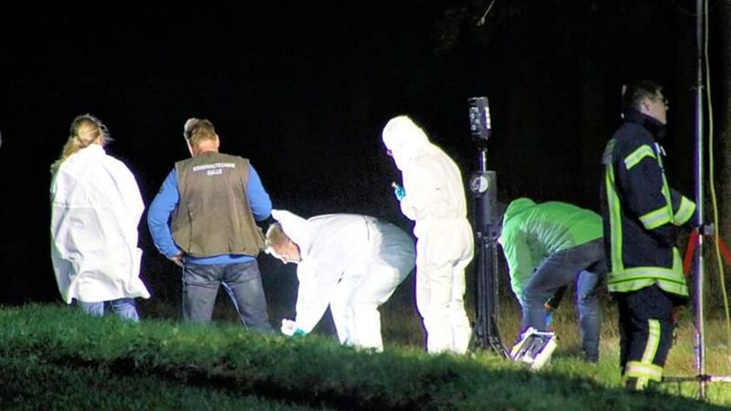 Ermittler der Kripo hatten bis spät in die Nacht hinein am Tatort nach Spuren gesucht.