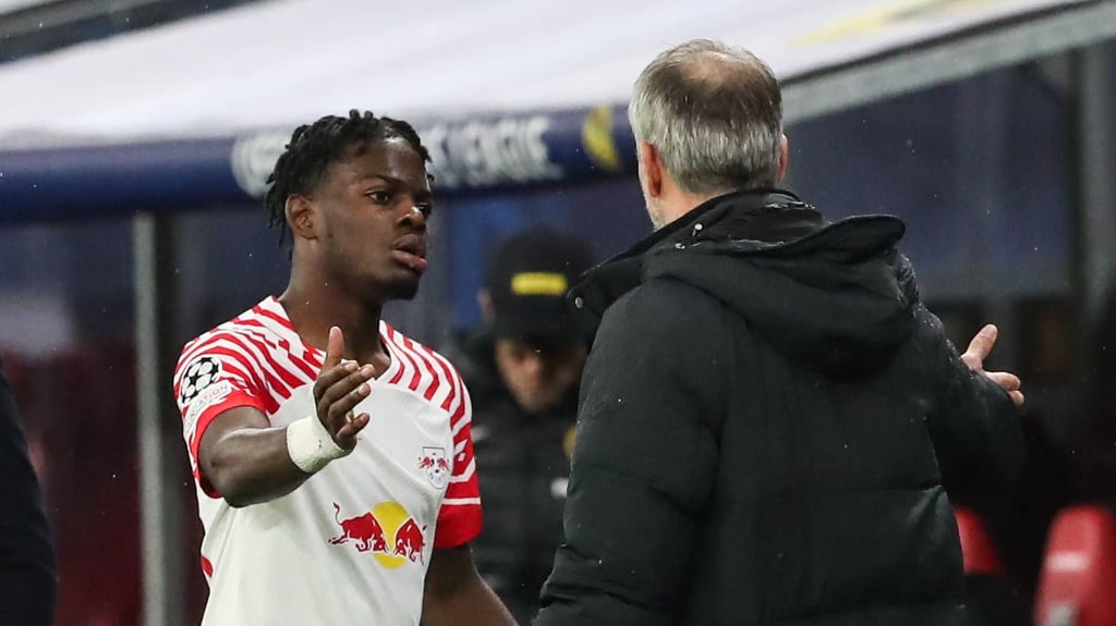 RB-Profi Castello Lukeba klatscht mit seinem Trainer Marco Rose ab