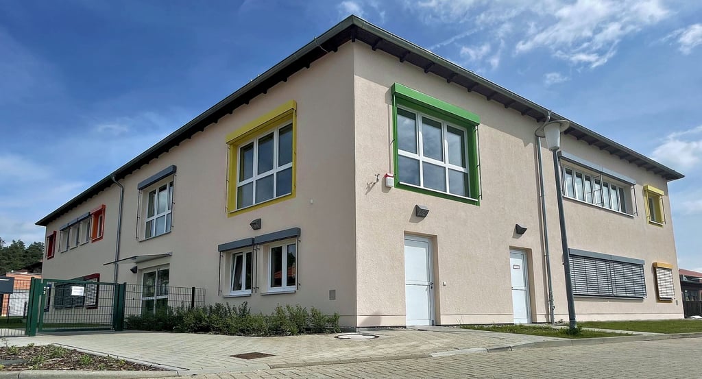 Der Erweiterungsneubau der Kindertagesstätte in Lostau steht derzeit weitgehend leer: Es fehlen Kinder.