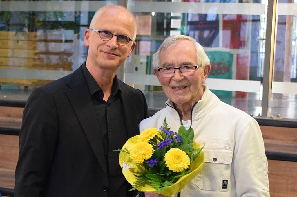 Eine ganz besondere Ehre wurde an diesem Abend Hans-Joachim Gnensch (r.) zuteil, dem die Ehrenmedaille des Landessportbundes verliehen wurde. Sehr ergriffen nahm er die Auszeichnung durch Steffen Hartwig (l.) entgegen.