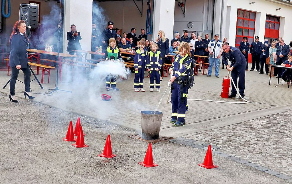 Die Kinderfeuerwehr zeigte einen Löschangriff mit Kübelspritze.
