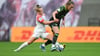Leipzigs Luca Graf (l) und Wolfsburgs Lynn Wilms kämpfen um den Ball.