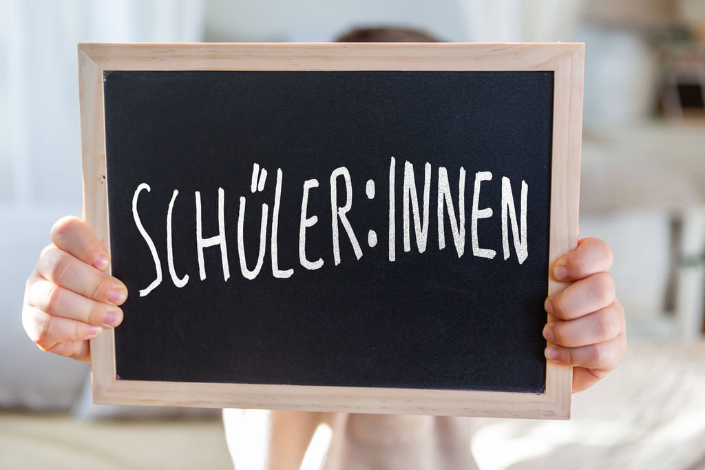 Sonderzeichen wie der Doppelpunkt sollen in Unterricht und Außenkommunikation der Schulen in Sachsen-Anhalt nicht verwendet werden. Manche Schule tut es trotzdem.