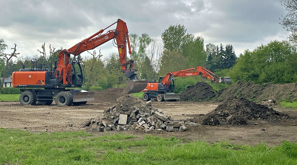 Die Vorbereitungen für die Bauarbeiten im Stadtzentrum laufen auf Hochtouren. Derzeit bereiten die Bagger den Lagerplatz vor.