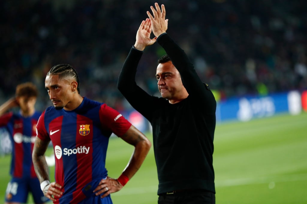 Barcelonas Cheftrainer Xavi Hernandez (r) grüßt die Fans nach dem Spiel.