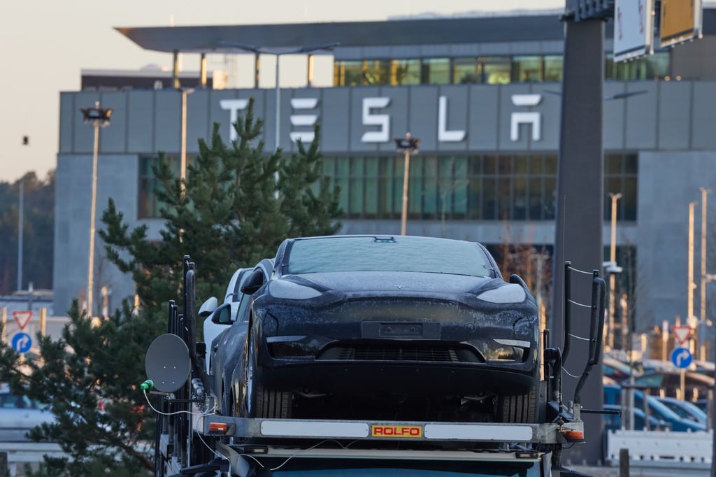 Bei Tesla in Grünheide sind laut dem Unternehmen deutlich weniger als 3000 Arbeitsplätze vom Stellenabbau betroffen.