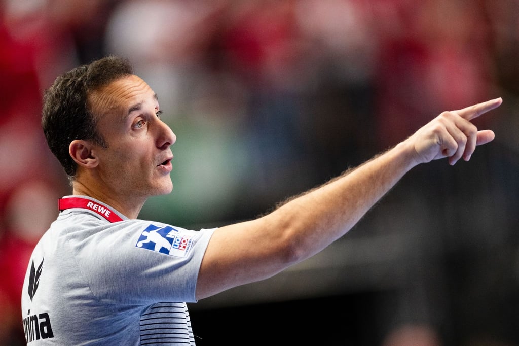 Melsungens Trainer Roberto Garcia Parrondo gestikuliert an der Seitenlinie.