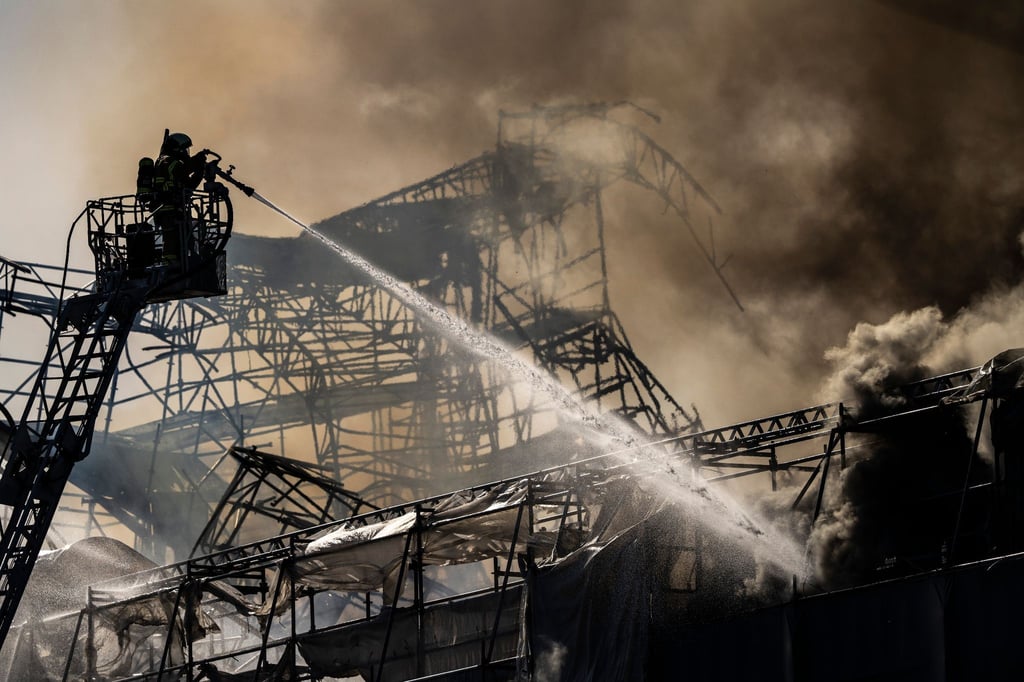 Feuerwehrleute während der Brandbekämpfung.