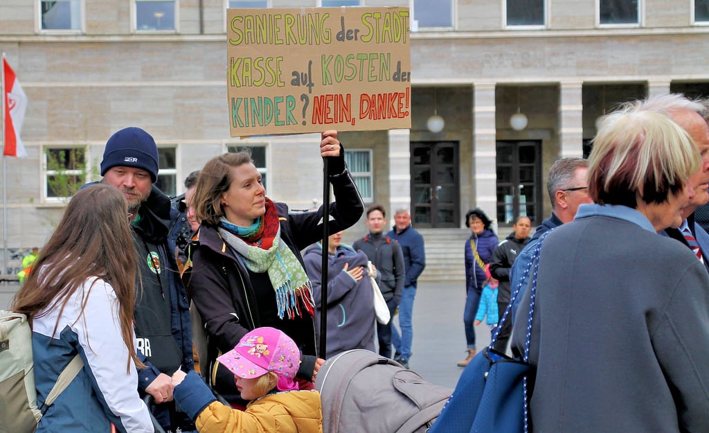 Einige Eltern haben am Dienstagabend auf dem Marktsplatz gegen höhere Kita-Gebühren in Halle demonstriert.