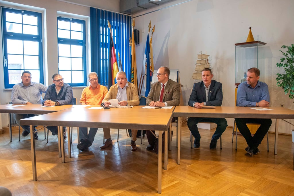 Vorstellung der Kandidaten der Bürgerliste Roßlau:Enrico Schammer, Mike Kaltofen, Axl Holzgräbe, Jörn Von der Heide, Laurens Notdurft, Martin Hartmann und Michael Simon (von links)