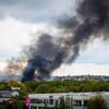 Rauch steigt bei einem Großbrand in einem Braunschweiger Industriegebiet in den Himmel. Foto: Moritz Frankenberg/dpa