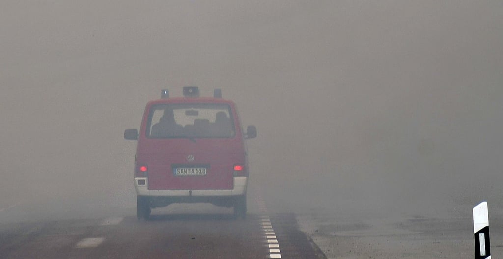 Wie eine Wand: Ein Feuerwehrauto wurde gegen 16 Uhr auf der Verbindungsstraße Binde-Schernikau durch den dichten Qualm gesteuert.