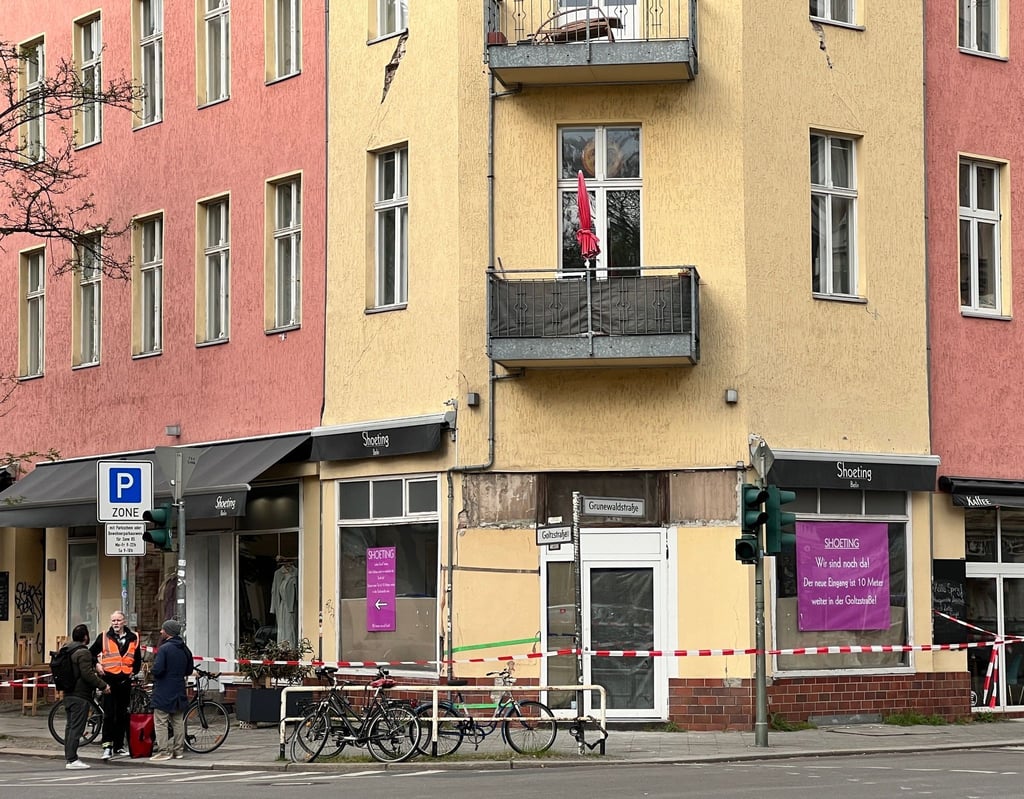 In der Fassade eines Gebäudes in der Goltzstraße in Schöneberg sind starke Risse aufgetreten.
