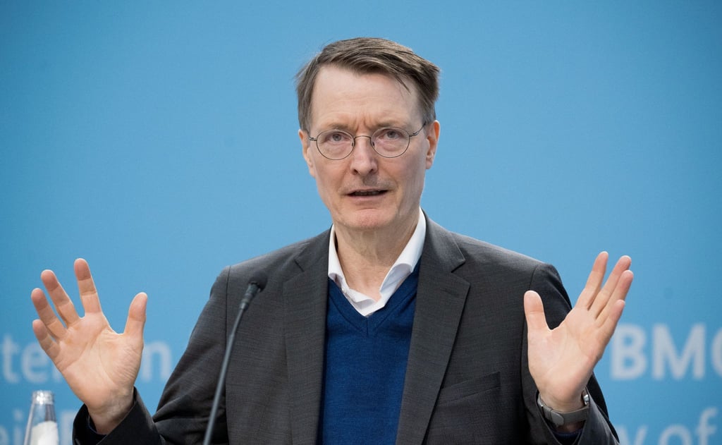 Karl Lauterbach (SPD), Bundesminister für Gesundheit, spricht nach einem Treffen des Runden Tischs des Bundesgesundheitsministeriums zu Long Covid.