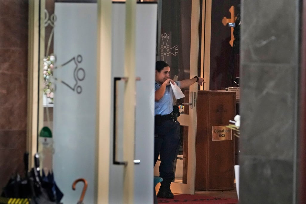 Eine Polizistin bei der Spurensuche in der Christ the Good Shepherd Church in Wakeley.