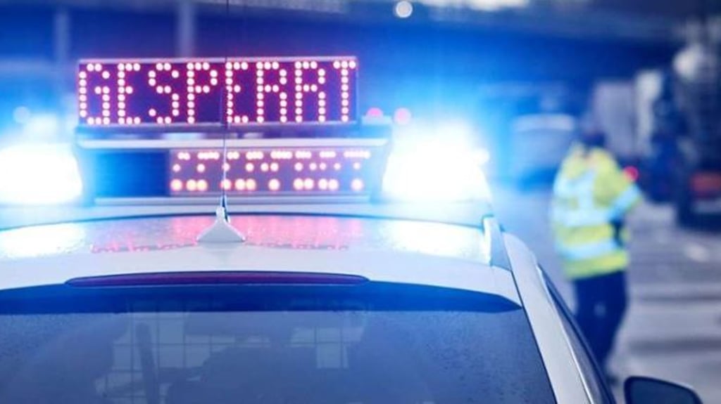 Die B1 in Magdeburg ist gesperrt. Ein Lkw steckt in einer Bahnunterführung fest.