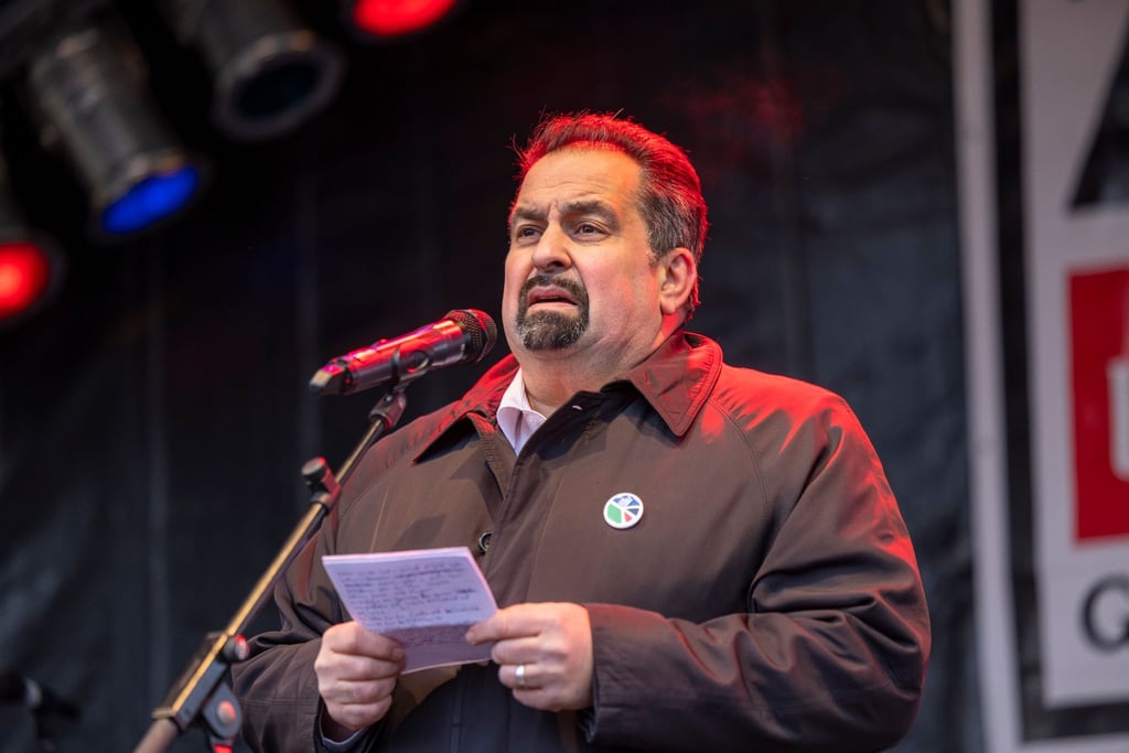 Die Passage im CDU-Grundsatzprogramm sei „ein weiterer Versuch der Christlich Demokratischen Union in trüben Gewässern zu fischen, um Muslime zu stigmatisieren“, sagt der Zentralrats-Vorsitzende Aiman Mazyek.