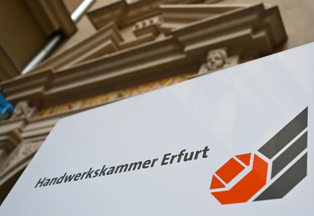 „Handwerkskammer Erfurt“ steht auf einem Schild am Eingang des Gebäudekomplexes.