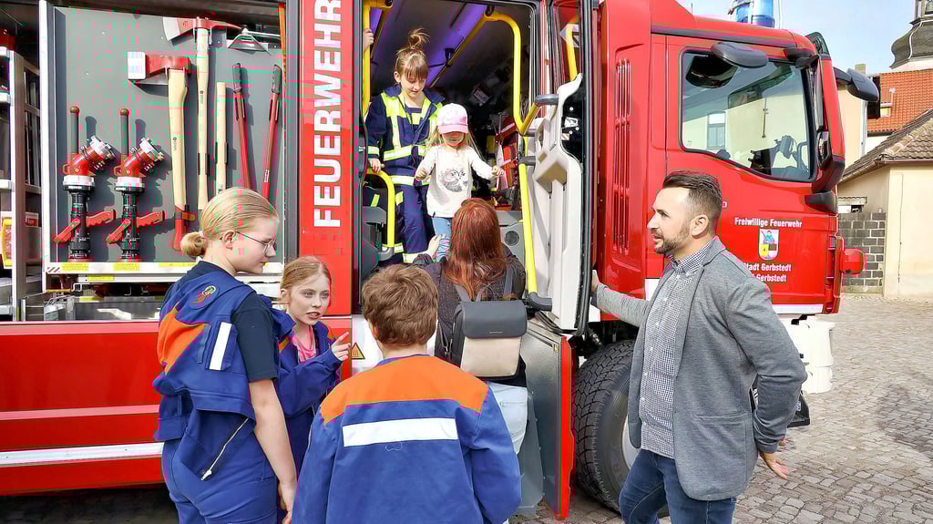 Jeder konnte zum Feuerwehrfest in Gerbstedt mal ins neue Feuerwehrauto klettern.
