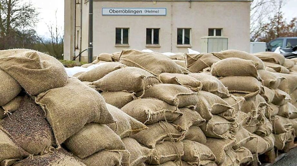 Gestapelte Sandsäcke in Oberröblingen