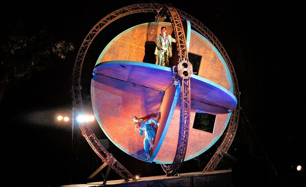Highlight am Samstagabend auf dem Markt ist die Theatergruppe Titanick mit ihrer „Upside down – Die Welt steht Kopf“-Show.