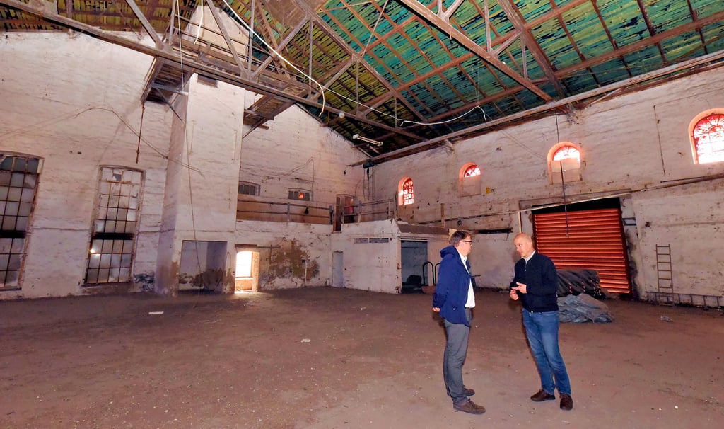 Christian Wallschläger und David Rieck sprechen in der ehemaligen Schwankhalle der Brauerei Köthen über das Projekt.