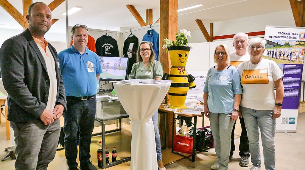 Hiesige Vereine wie das Vereinsnetzwerk Bethau zeigen am größten Stand wofür sie stehen und lassen sich von den anderen Vereinen inspirieren.