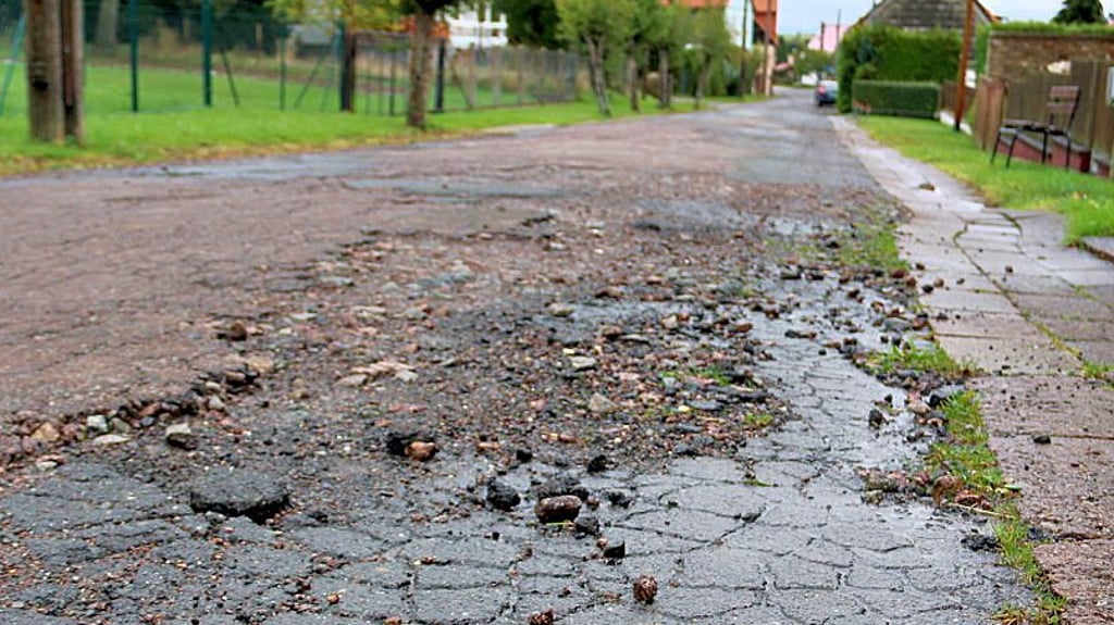 Völlig marode: Blick in die Rotdornstraße in Breitenbach