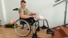 Der ukrainische Soldat Dmytro (27), der in einem Gefecht mit russischen Truppen beide Beine verloren hat, zieht seine Prothese in einem Rehabilitationszentrum in der Nähe von Lwiw an.