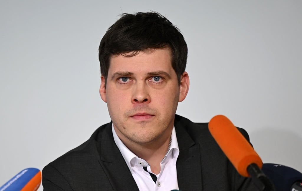 Lutz Liebscher (SPD), Abgeordneter im Thüringer Landtag, spricht während der Landespressekonferenz vor Journalisten.