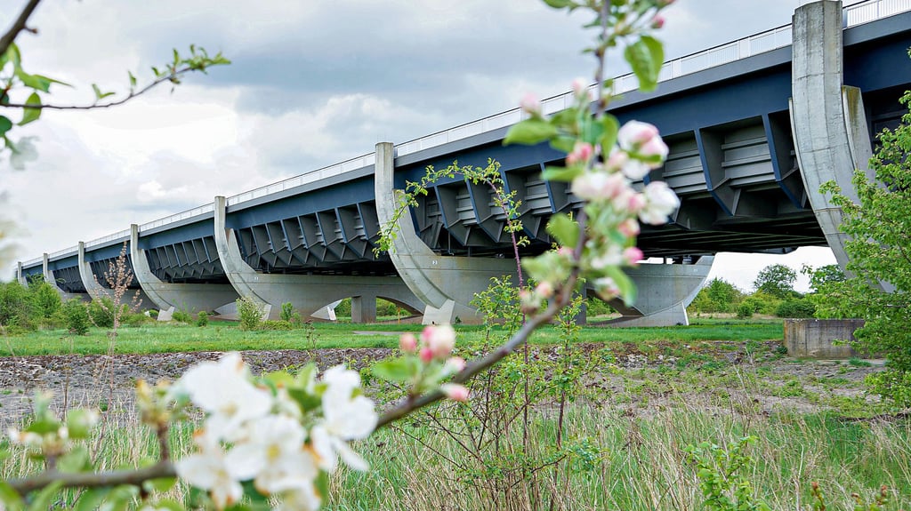 Die Trogbrücke in Glindenberg stand im März im Fokus einer Drohung aus Russland. Sie trägt den Mittellandkanal.