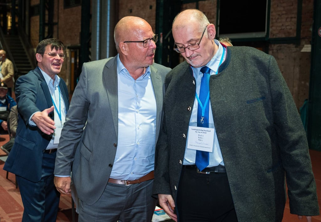 Christoph Schaufert (r.) im Gespräch mit einem Parteikollegen (Archivbild).